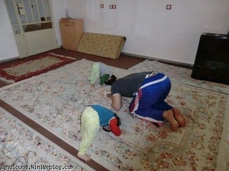 در حال نماز خواندن با آقاي پدر