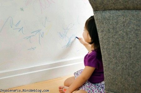 بهترین رفتار با کودکی که دیوارها را خط خطی می کند،چیست؟