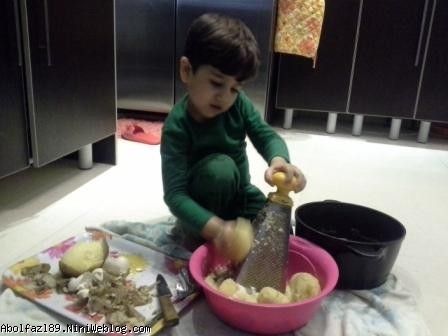 پسرم داره به مامانش کمک میکنه در تهیه سالاد الویه