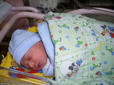 اولین عکس امیر محمد تو بیمارستان ١ ساعت بعد از تولد( ٢١/٨/٨٨ )