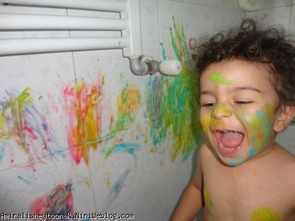 امیرعلی مشغول بازی با رنگ ها در حمام
