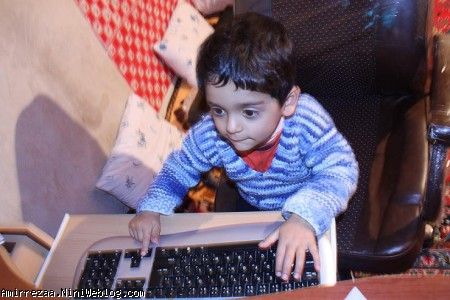امیر رضا در حال بازی کامپیوتری در روستای الوردی اوشاقی سال 88