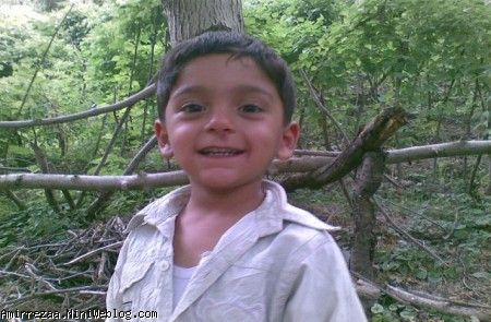 امیر رضا در باغ پدر بزرگ روستای مردانقم تابستان 88 امیر رضا در باغ پدر بزرگ روستای مردانقم تابستان 88