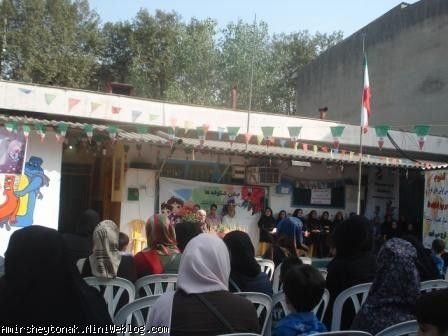 مدیر مدرسه درحین سخنرانی