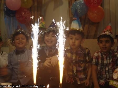 شادی بچه ها ازروشن شدن فشفشه