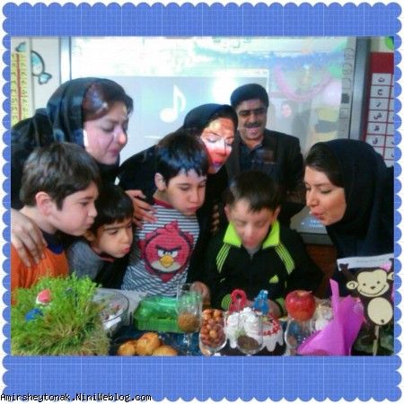 امیر محمد با لباس ورزشی نارنجی در کنار خانم جرجانی - اقای مدیر و خانم میرزا علی 