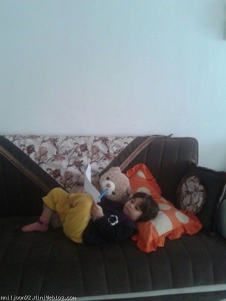 آنیل خانم در حال مطالعه