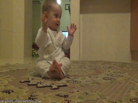 آرژین جلوی در حال آموزش دست زدن (چه پله) به خود