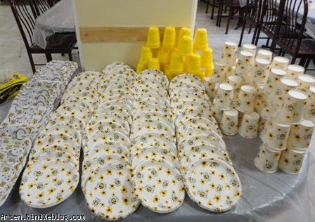 میز بشقاب ها و غیره