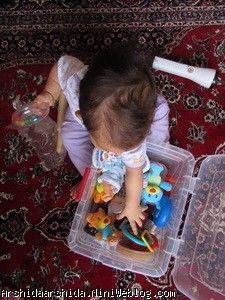 آرشیدا و بازی با وسایل اطرافش