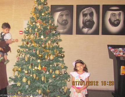 اسنا در کنار درخت کریسمس سال2012