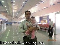 بهارو یکی از هم سفریهاش در فرودگاه