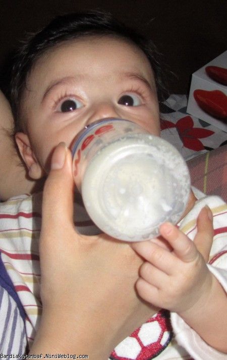انگشت بردیا به شیشه پستونک (قبل از خواب) انگشت بردیا به شیشه پستونک (قبل از خواب)