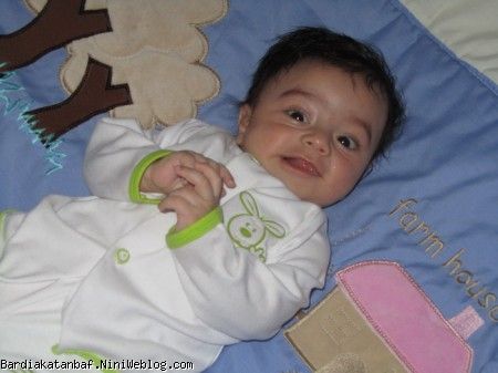 بردیا در حال بازی کردن بردیا در حال بازی کردن