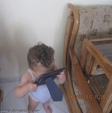 در حال بوسیدن عکس دایی و زندایی جونم