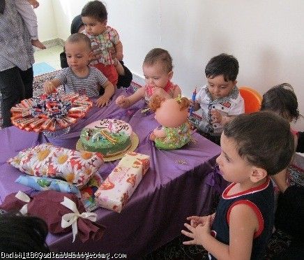 دانیال در حال ناخونک زدن 