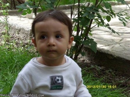 دانیال تو چمن باغچه خونه مامانم