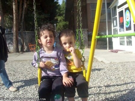 دانیال بغل دختر عمه اش (هستی) تو حیاط مهد کودک