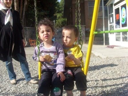دانیال بغل دختر داییش (هستی) تو حیاط مهد کودک