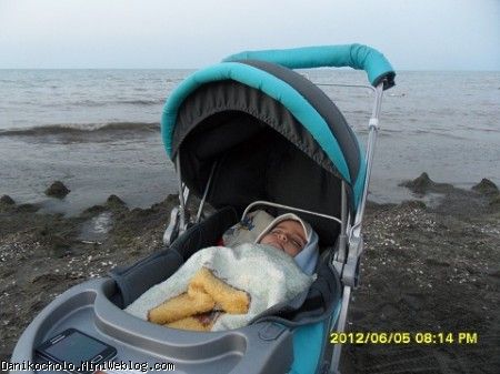 دانیال جوون در خواب ناز کنار دریا