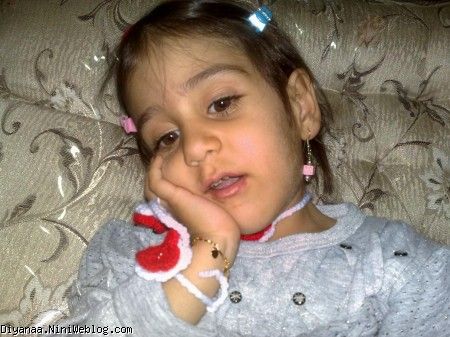 بمیرم الهی چندروز بود تب داشت با اینکه یه ذره بهتر شده بازم از تو صورتش پیداست. هی میگفت مامان یریم خونه خانوم جون