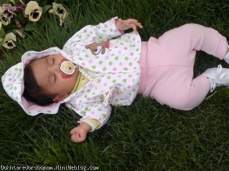 اینج هم دو ماهه هستی مامان این کار غیر بهداشتی رو هم بابایی کرد و گذاشت شما رو چمن
