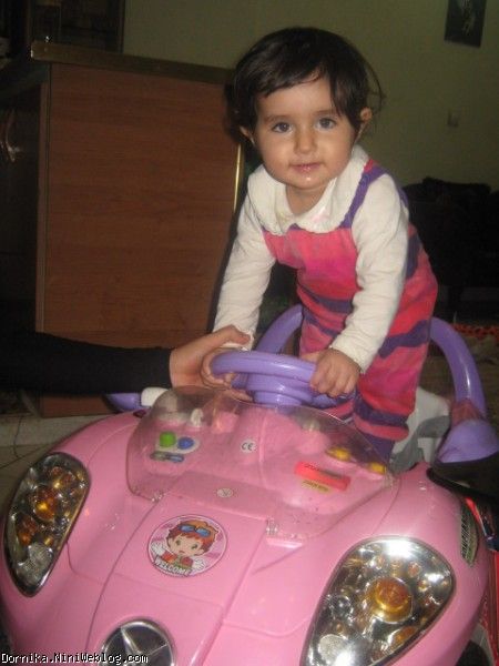 درنیکا روی ماشین عسلی