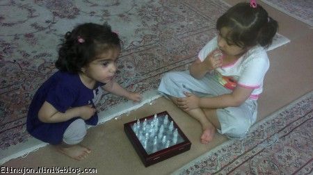 الينا و نرگس در حال بازي شطرنج