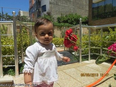 هستی جون در حال رسیدگی به گل های حیاطشون