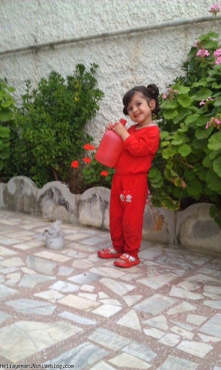 هلیا توی حیاط
