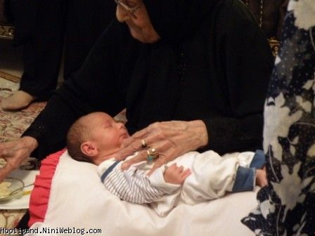 مادربزرگ من درحال خمیر گذاشتن روی صورت سپهر در روز 26 مرداد یعنی سپهرم 4 روزشه
