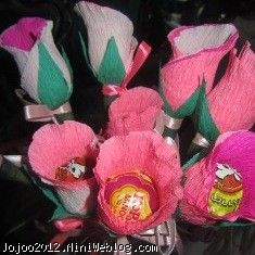 گل های رز با آبنبات چوبی