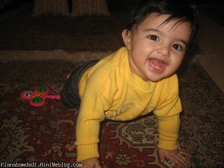 دخترم خوشحال از اینکه می تونه 4دست و پا بره