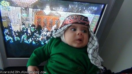 عکس کیارش در هنگام تماشای مراسم علی  اصغر در شاهچراغ از تلویزیون