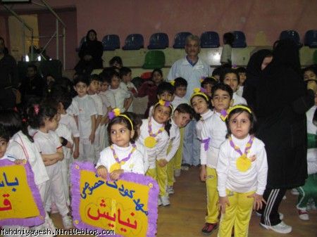 عکس یادگاری بچه ها با مربی ژیمناستیک
