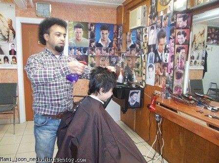 nima dar arayeshgahe aghaye pedar