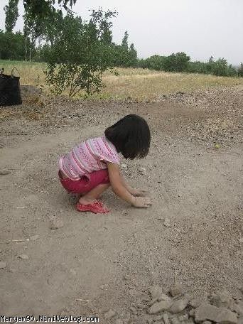 دیانا در حال خاک بازی