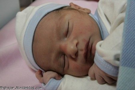 اینجا تازه 4ساعت و 45 دقیقه است که دنیا اومدم