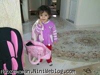در حال رفتن با کیف و روسری مامان
