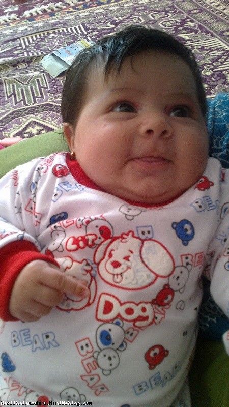 زهراجون توبغل عمه جونش داره لبخند میزنه