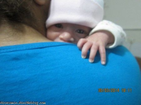 استراحت دختری توی بغل مامانی