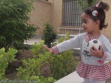 نیایش در حال ناز کردن گل