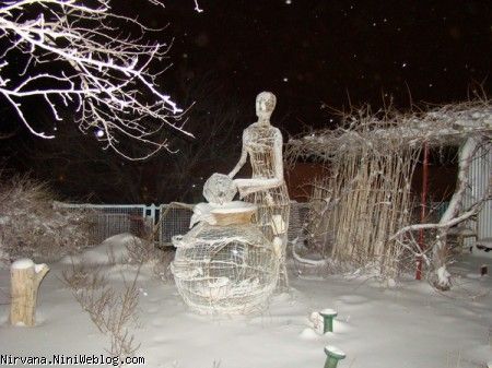 بانوی نیمه تمام آب نمای بابایی وسط باغچه ی حیاط