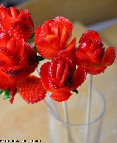 توت فرنگی به شکل گل رز در بیارید....مناسب برای تزیین کیک توت فرنگی به شکل گل رز در بیارید....مناسب برای تزیین کیک