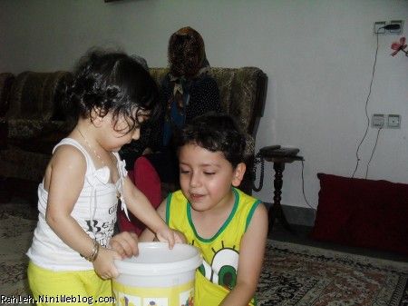 رها سطل رو میداد به علی پرکنه بعد یهو خالیش میکرد روسرش