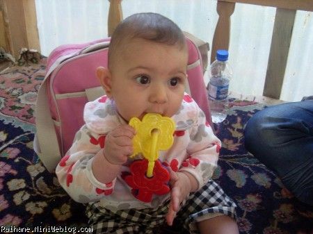 ریحانه در حال بازی