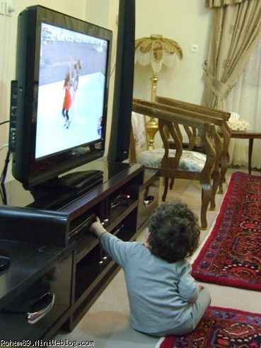 رهام در حال تماش كردن تي وي