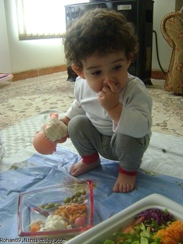 رهامي در حال زيتون خوردن