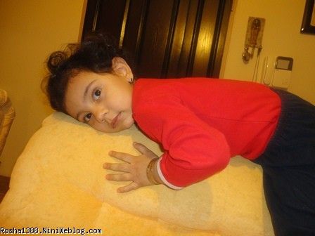 روشا در حال تماشای تلویزیون