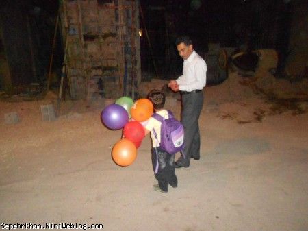 بابا ناصر در حال توضیح دادن مسایل عمرانی